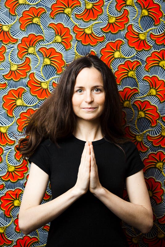 photo portrait d'une professeur de yoga et de méditation par Velvet Studio Photo
