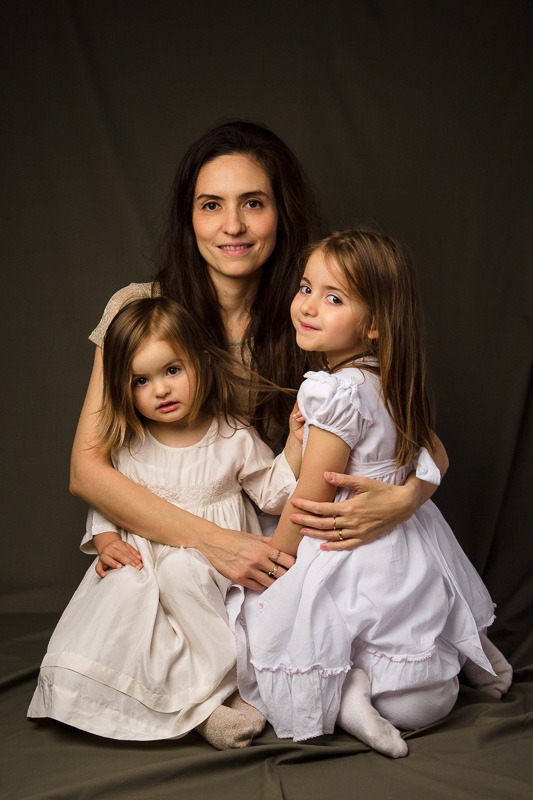 portrait photo mère et filles classique mais élégant par Velvet Studio Photo