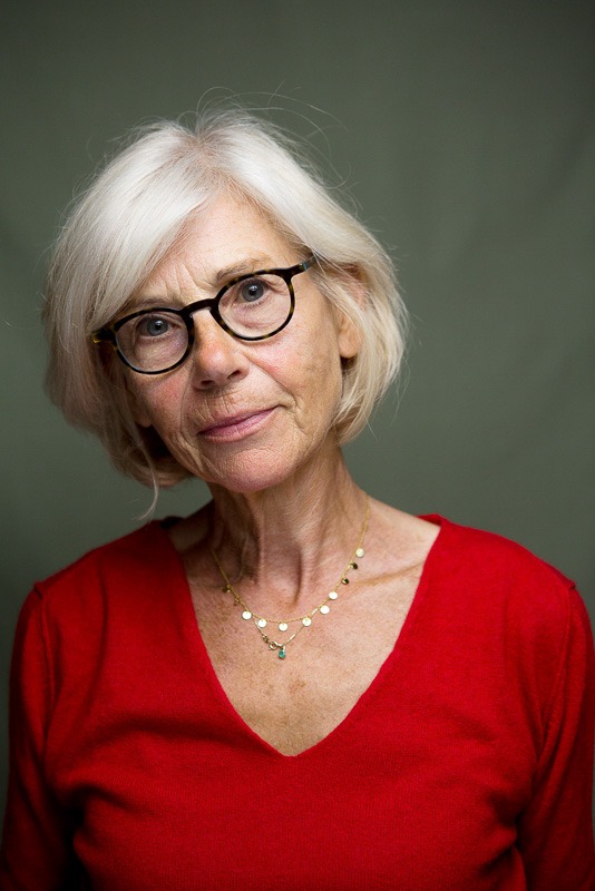 portrait photo couleur d'une femme de plus de 50 ans aux cheveux blancs par Velvet Studio Photo